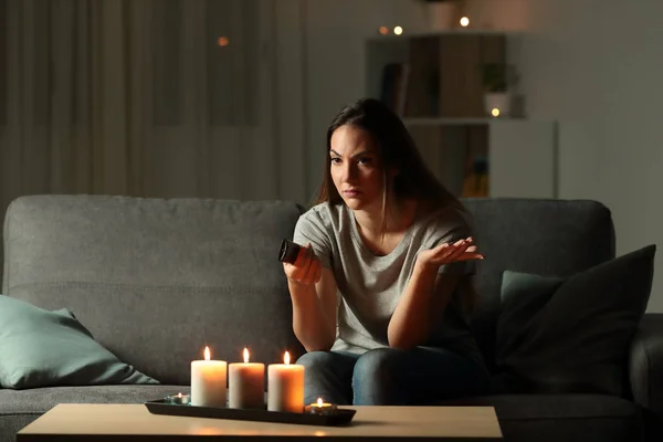 Femme Colère Essayant Regarder Télévision Pendant Black Out — Photo