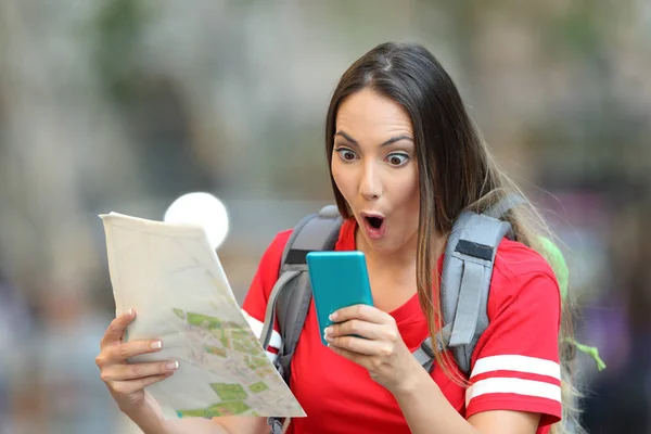Terkejut Turis Remaja Memegang Peta Dan Membaca Konten Online Ponsel — Stok Foto
