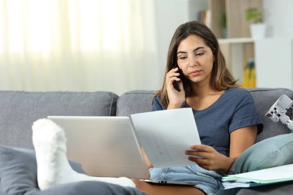 Αναπηρία Freelancer Εργασίας Καλώντας Στο Τηλέφωνο Που Κάθεται Έναν Καναπέ — Φωτογραφία Αρχείου