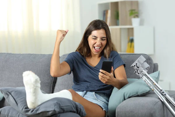 Femeia Dizabilități Entuziasmată Care Primește Știri Online Stând Canapea Camera — Fotografie, imagine de stoc