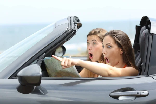 Amazed Girls Car Pointing Away Summer Vacations — Stock Photo, Image