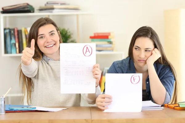 Vooraanzicht Portret Van Twee Studenten Tonen Mislukt Examens Thuis Goedgekeurd — Stockfoto