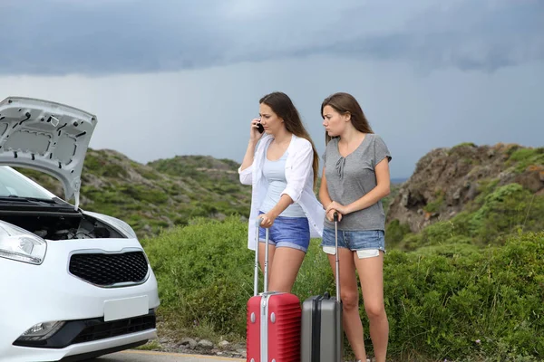 Hayal Kırıklığına Uğramış Turistler Hakkında Açılan Kukuleta Arayan Bir Brokendown — Stok fotoğraf