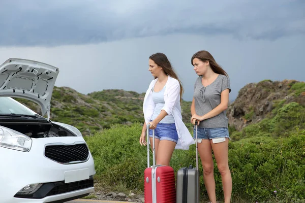 Два Недовольных Туриста Смотрят Открытый Капот Разбитого Автомобиля — стоковое фото