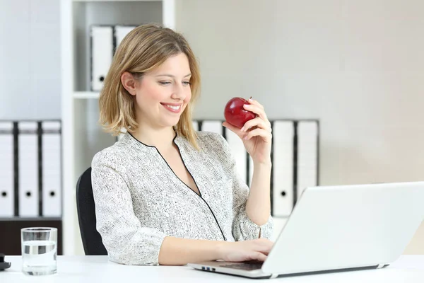 Trabalhador Escritório Feliz Trabalhando Online Com Laptop Segurando Uma Maçã — Fotografia de Stock