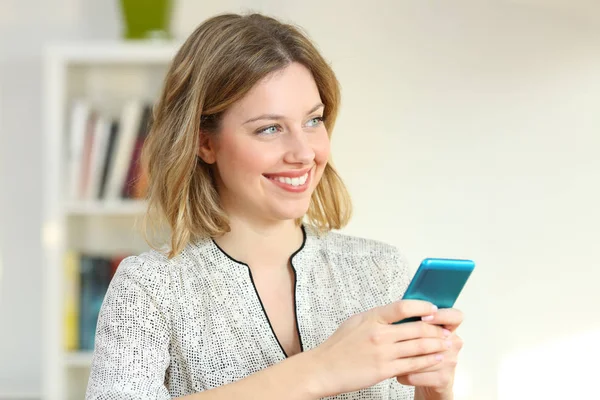 Mulher Feliz Pensando Olhando Para Lado Segurando Telefone Celular Casa — Fotografia de Stock