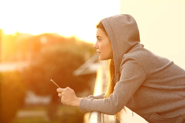 Side View Porträtt Avslappnad Tonåring Som Håller Smart Telefon Tittar — Stockfoto