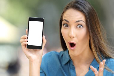 Hayran kadın kamera boş akıllı telefon ekranına sokakta gösterilen