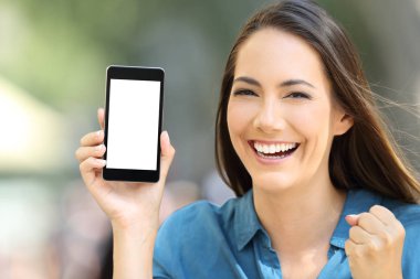 Heyecanlı kadın boş telefon ekran sokağa kadar sahte gösterilen