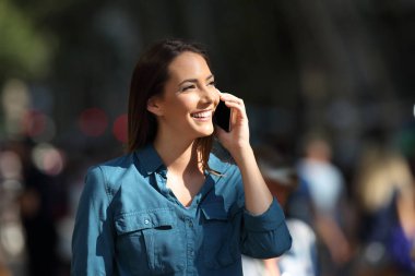 Mutlu kadın telefon şehrin güneşli bir günde sokak söz