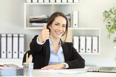 Thumbs up kameraya seyir ile poz gurur ofis çalışanı