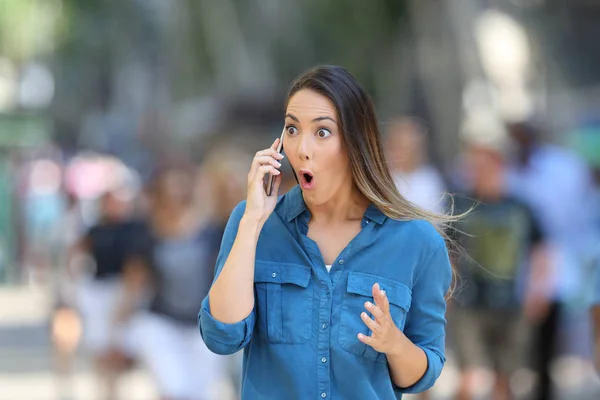 Κατάπληκτος Γυναίκα Λαμβάνει Τις Καλές Ειδήσεις Στο Τηλέφωνο Στο Δρόμο — Φωτογραφία Αρχείου