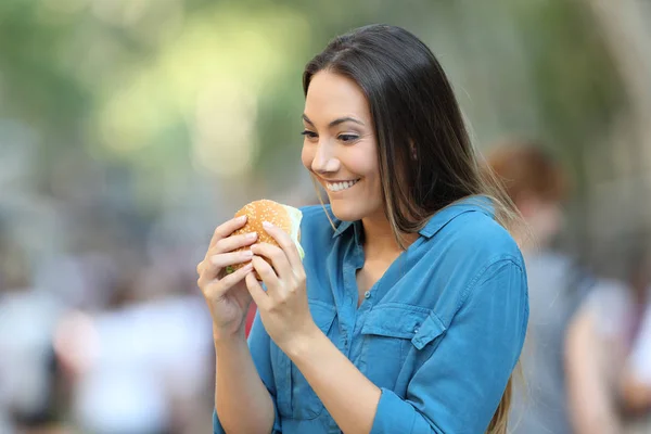 Glada Kvinna Redo Att Äta Hamburgare Gatan — Stockfoto