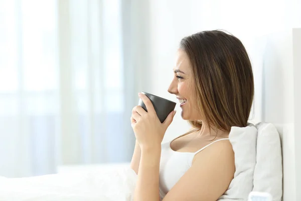 Retrato Una Chica Tomando Café Desayuno Por Mañana Cama Casa — Foto de Stock