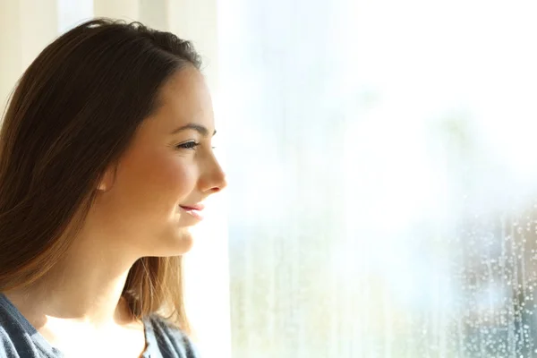 Side View Portret Szczęśliwy Dziewczyna Patrząc Słońce Świeciło Przez Okno — Zdjęcie stockowe