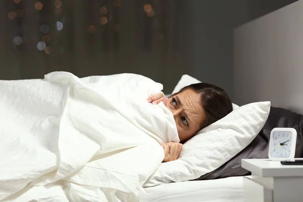 Испуганная Женщина Прячется Одеялом Лежа Кровати Ночи Дома — стоковое фото