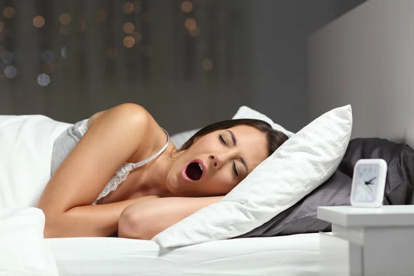 Tired Sleepy Woman Yawning Ready Sleep Bed Night Home — Stock Photo, Image