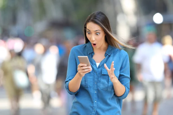 Mulher Chocada Lendo Mensagens Telefone Inteligente Andando Rua — Fotografia de Stock