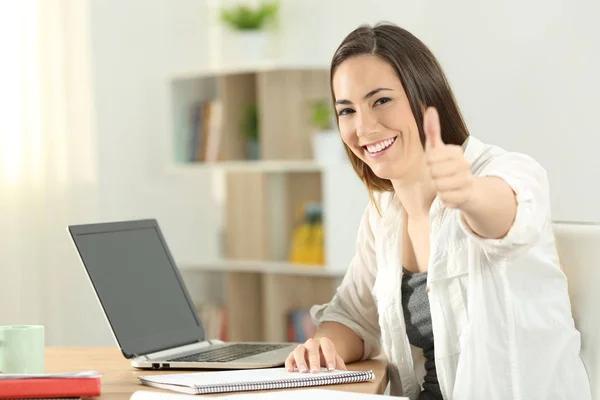 Glücklich Gestikulierende Universitätsstudentin Blickt Hause Die Kamera — Stockfoto