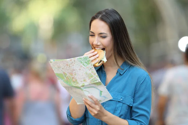 Щасливий Турист Їсть Бургер Читає Паперову Карту Відпочинку Вулиці — стокове фото