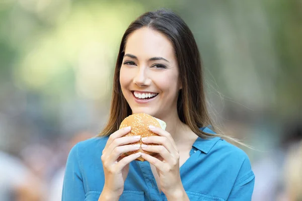 Visão Frontal Retrato Uma Mulher Segurando Hambúrguer Olhando Para Câmera — Fotografia de Stock