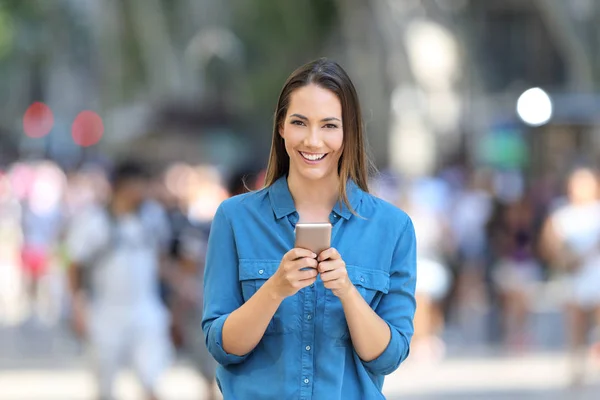 Framifrån Porträtt Kvinna Som Håller Smart Telefon Tittar Kameran Gatan — Stockfoto