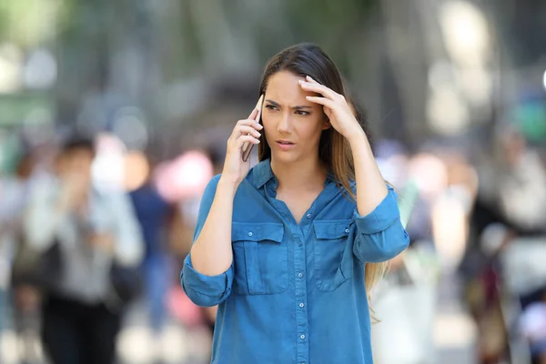 Fronf Weergave Van Een Bezorgd Vrouw Gesprekken Telefoon Lopen Straat — Stockfoto