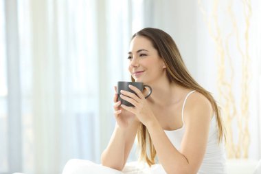 Rahat kız uzakta yatağa arıyorum sabah kahvaltı uyanma