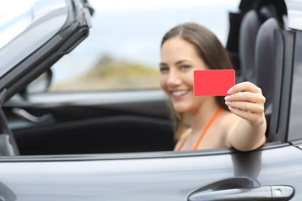 Lycklig Förare Visar Tom Kreditkort Inuti Cabrioleter Semester — Stockfoto