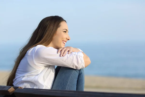 Femeie Relaxată Uită Orizont Stând Bancă Plajă — Fotografie, imagine de stoc