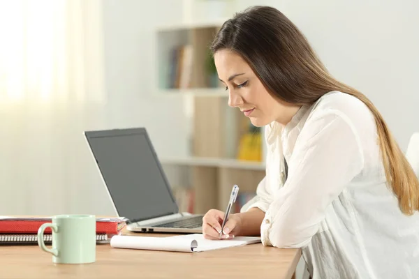 Studente Serio Prendere Appunti Quaderno Tavolo Casa — Foto Stock