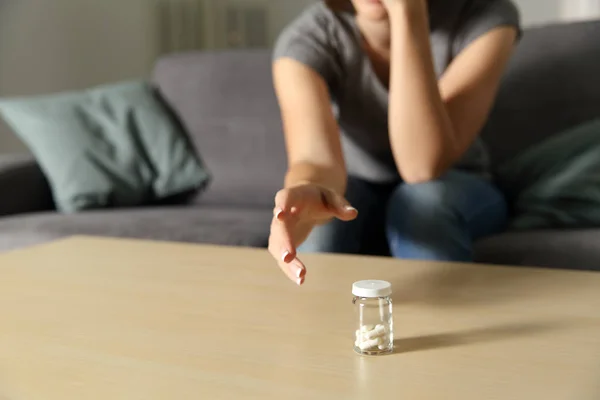 Nahaufnahme Einer Frau Die Hause Eine Flasche Mit Schmerztabletten Reicht — Stockfoto