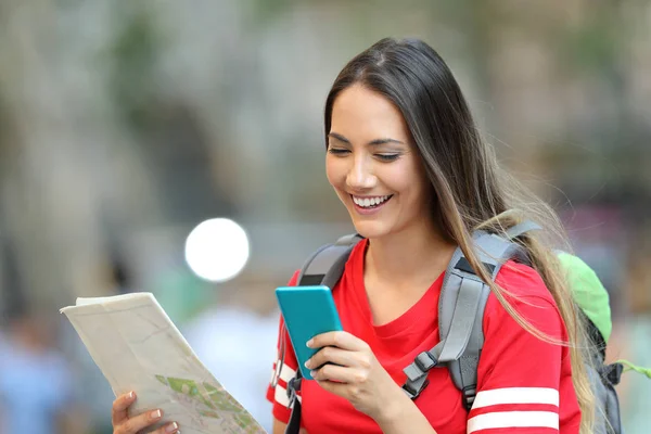 Счастливый Турист Подросток Консультирующий Онлайн Информацию Смартфону Идущему Улице — стоковое фото