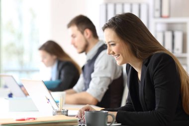 Çevrimiçi bir bilgisayarla çalışıyorsanız bir mutlu ofis çalışanı yan görünüm