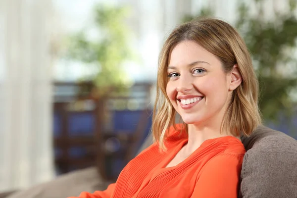 Mujer Belleza Con Sonrisa Perfecta Posando Sentada Sofá Sala Estar — Foto de Stock