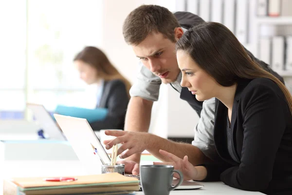 Två Arbetare Arbetar Online Tillsammans Med Bärbar Dator Stationär Dator — Stockfoto