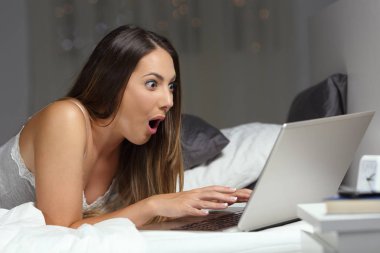 Hayran kadın gece evde bir yatakta iyi haber online okuma