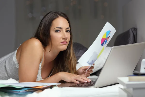 Gefrustreerd Zelf Werknemer Werken Late Uur Een Bed Nacht Thuis — Stockfoto