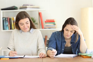 Kırgın öğrenci başarısız sinirli arkadaşı görmekten mutlu