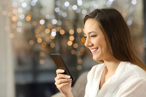 Chica Feliz Usando Teléfono Inteligente Noche Sentado Sofá Sala Estar — Foto de Stock