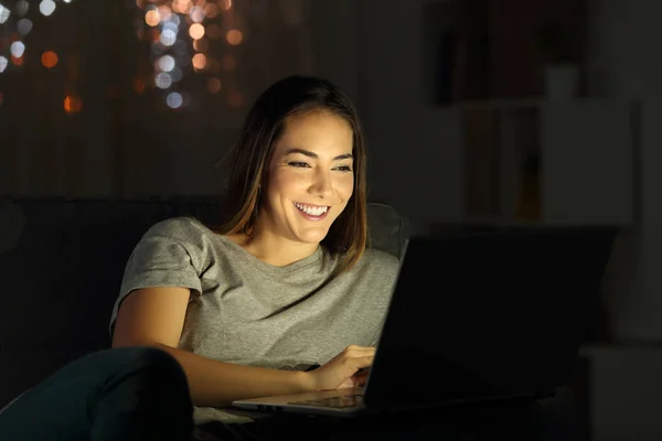 Wanita Bahagia Menggunakan Laptop Malam Hari Duduk Sofa Ruang Tamu — Stok Foto