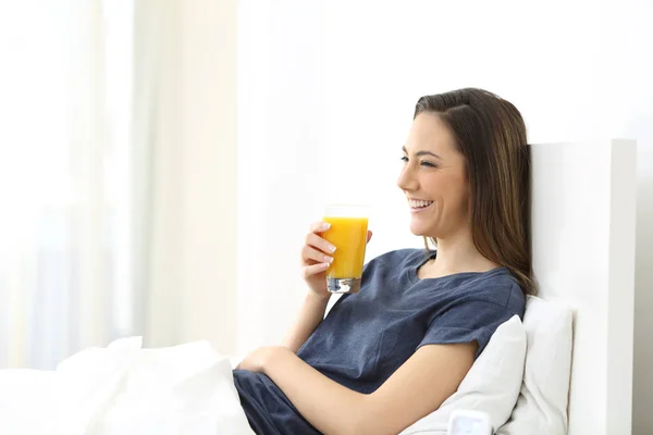 Mujer Feliz Acostada Una Cama Sosteniendo Jugo Naranja Para Desayunar — Foto de Stock