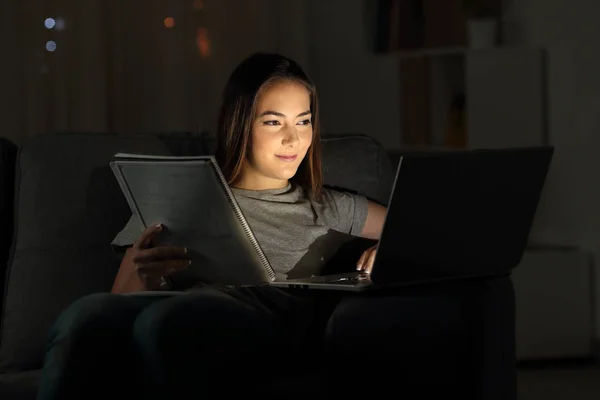 Estudiante Feliz Estudiando Línea Noche Sentado Sofá Sala Estar Casa — Foto de Stock