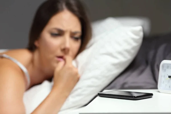 Wanita Gugup Menunggu Panggilan Telepon Tempat Tidur Malam Hari — Stok Foto