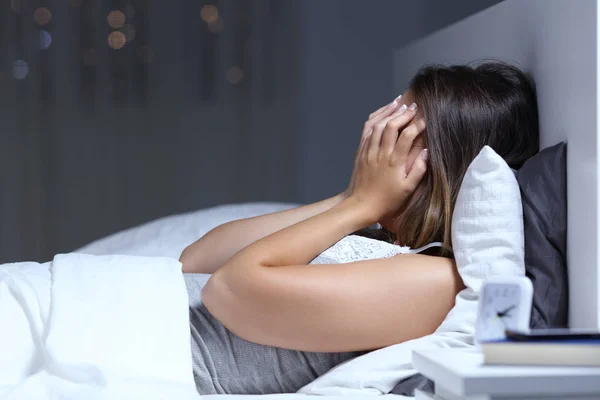 Profil Seorang Wanita Sedih Mengeluh Tempat Tidur Malam Hari Rumah — Stok Foto