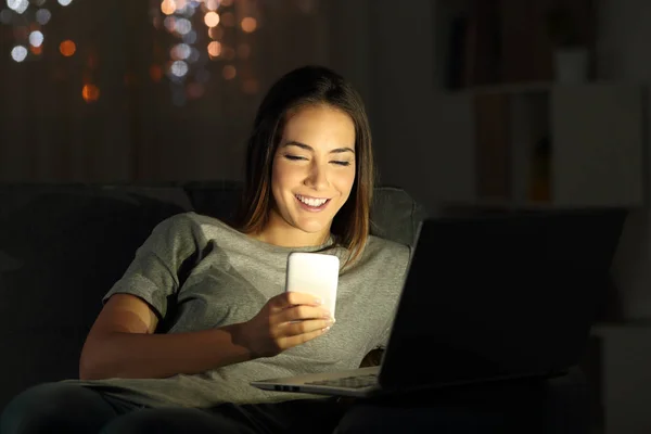 Femme Utilisant Téléphone Ordinateur Portable Dans Nuit Assis Sur Canapé — Photo