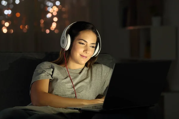 Mujer Viendo Videos Línea Noche Sentada Sofá Sala Estar Casa — Foto de Stock