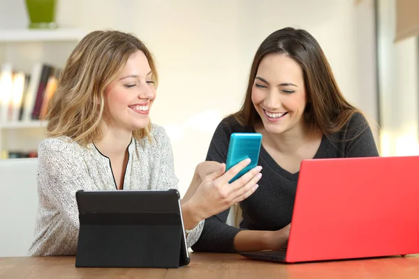 Front View Portrait Two Happy Friends Consulting Multiple Devices Home — Stock Photo, Image