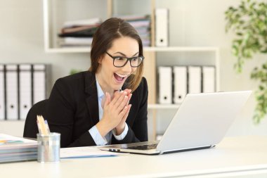 Bir laptop çevrimiçi içerik izlerken umutlu ofis çalışanı 