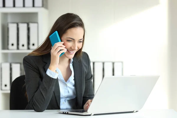 Office Worker Talking Phone Call Checking Data Laptop — Stock Photo, Image